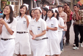 SMA Lab Gelar Jalan  Santai dengan Kostum  Unik Indonesianic